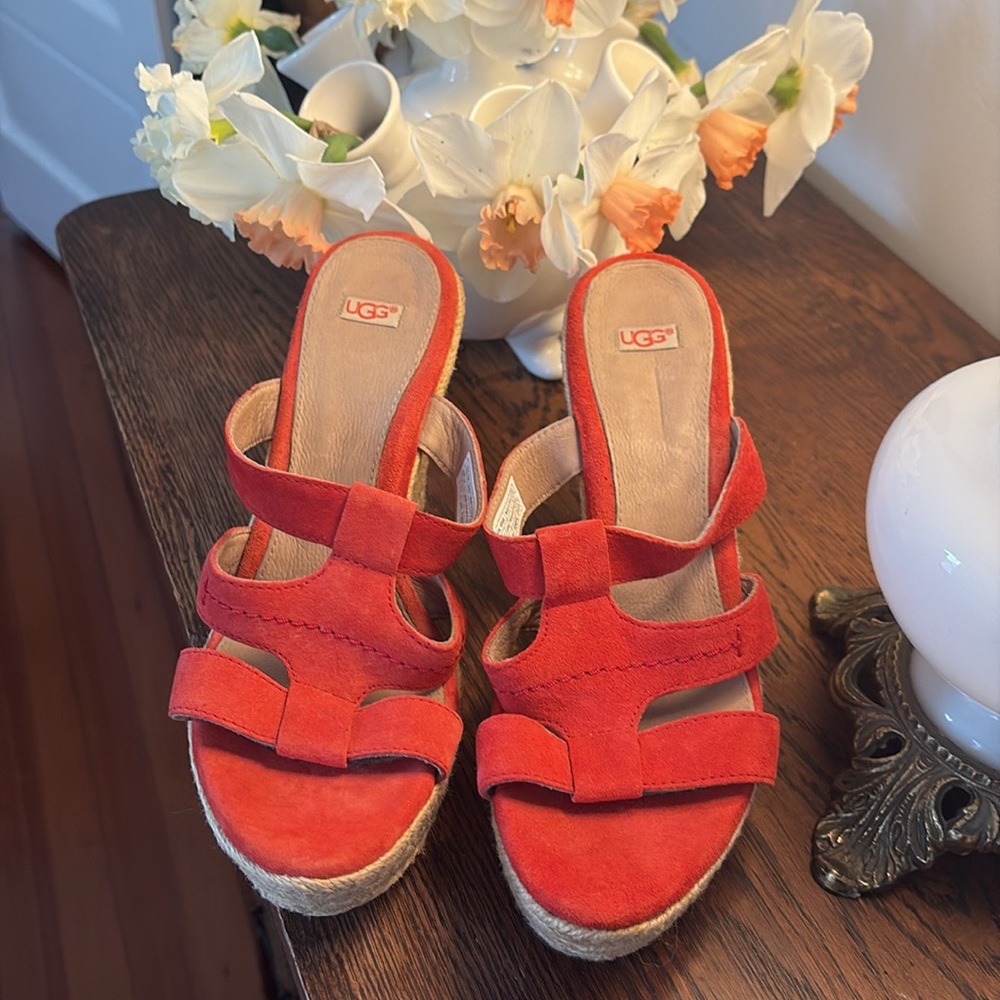 UGG Sandals Dark Red /Coral Woven Platform Wedge Sz 9
Never worn